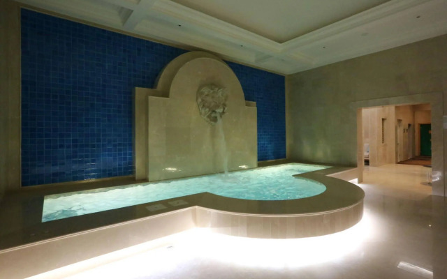 Charisma De Luxe Hotel