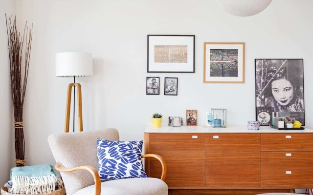 Bright and Modern Apt With Patio in Paris 18th!