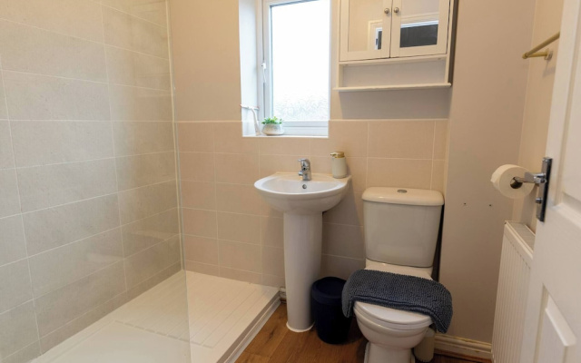Charming 5-bedroom Townhouse in Central Gloucester