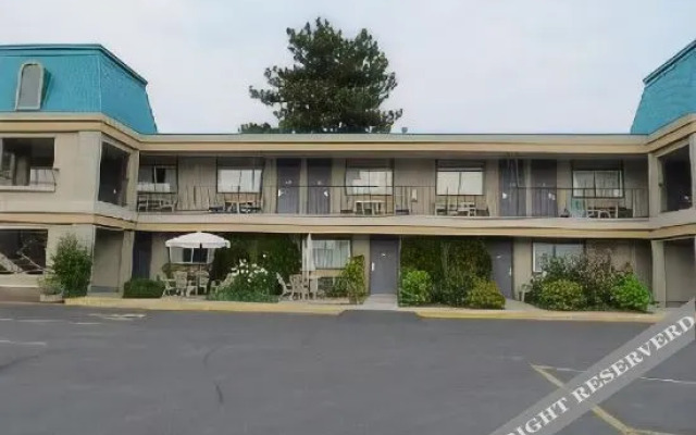 Super 8 Motel - Penticton