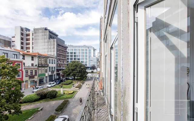 Bonjardim Studio w/ Balcony by LovelyStay