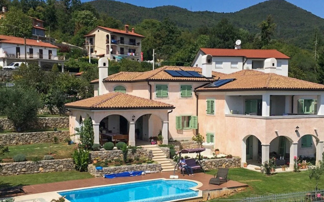 Amazing Pool & Whirlpool Villa Mirna