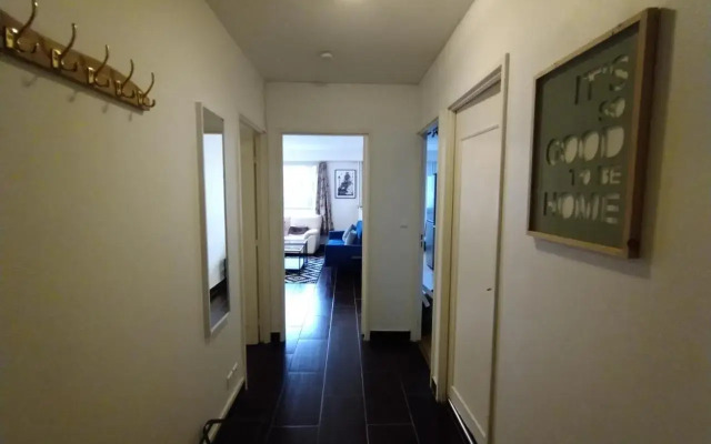 5 mn (450 m) walk Metro/La Defense/3BR/8Pers