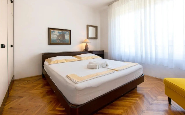 Zoe Apartment