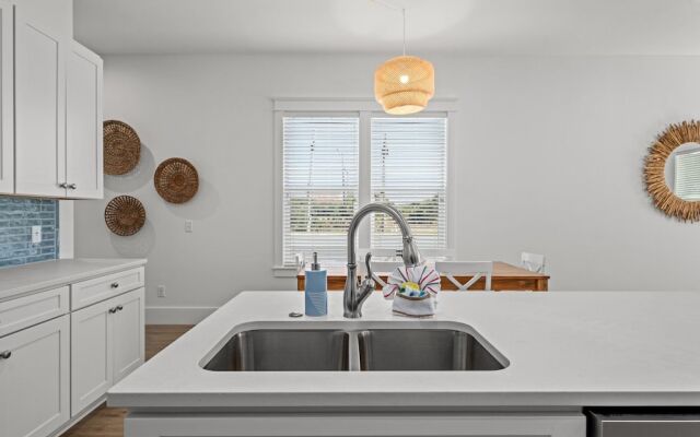 Spectacular 3br 4ba w/ Private Pool, 2 Min Walk to Beach - Sleeps 15!