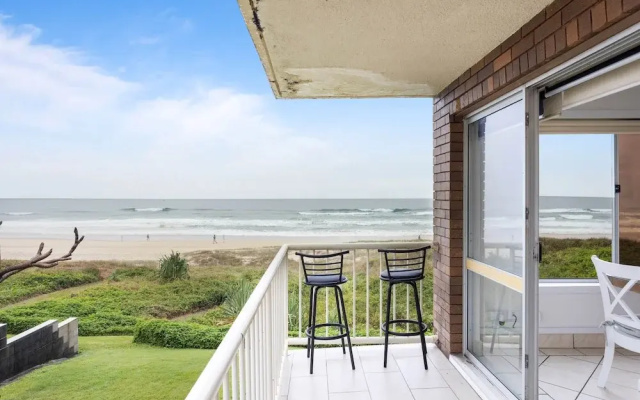 Wake to Waves in Spacious 3-bed Beachfront Unit