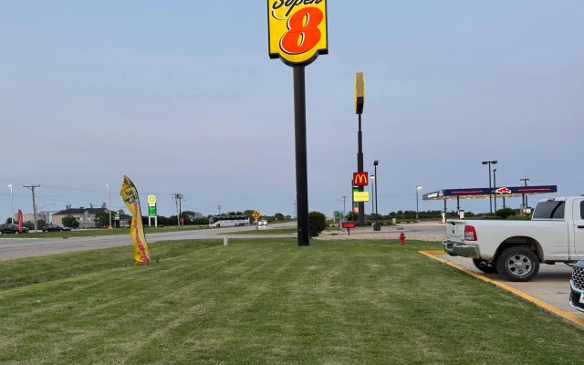 Super 8 by Wyndham Mendota I-39