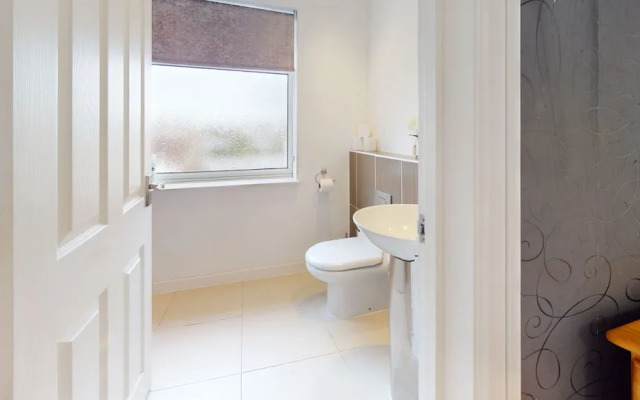 4 Bedroom Home - Sleeps 10 - Free Parking