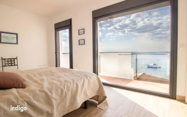 DEK001 Riverview Modern Townhouse in Centre of Ay