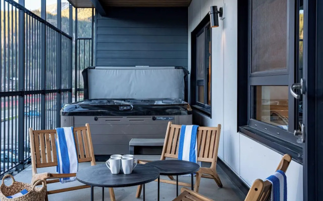 Drop In Condo by Revelstoke Vacations