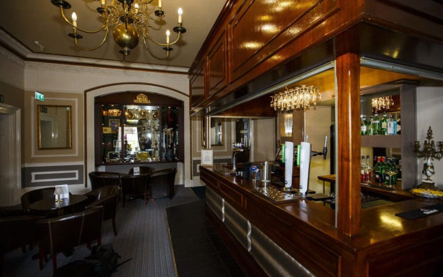 Shaw Hill Hotel Golf And Country Club