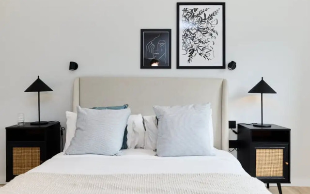 The Brondesbury Hideaway - Stylish 3bdr Flat With Balcony Parking