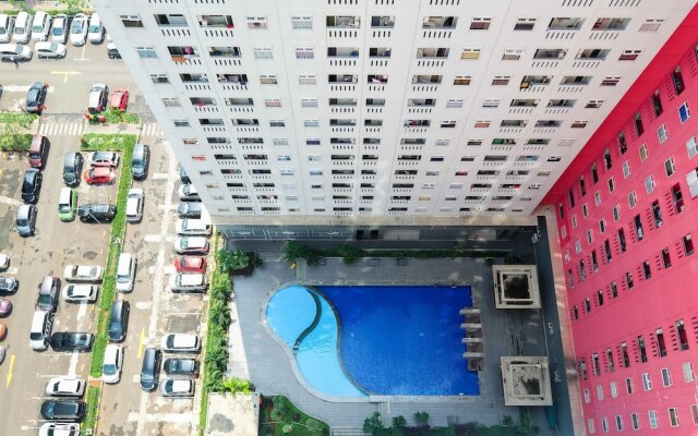Homey 1BR with Spacious Living Room and Sofa Bed Green Pramuka Apartment