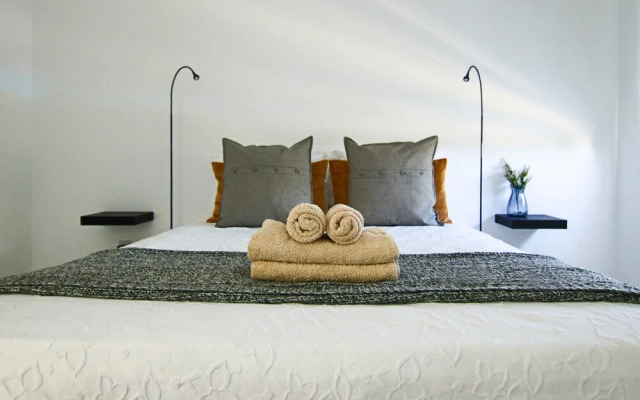 Phaedrus Living: Seaside Executive Flat Harbour 206