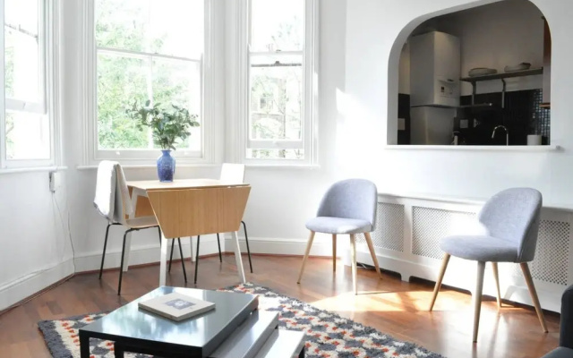 Bright 1 Bedroom Ladbroke Grove Flat