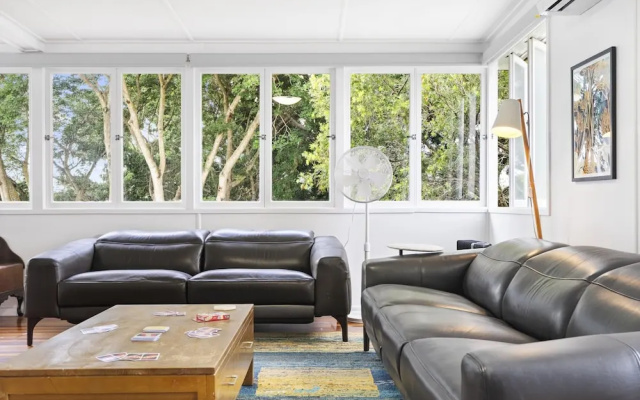 Spacious Family Home With Garden in Quiet Suburb – Lobby – Brisbane