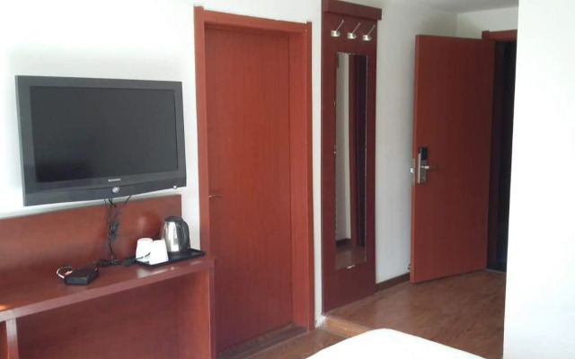 Huayi Hotel (Jinzhou Railway Station)