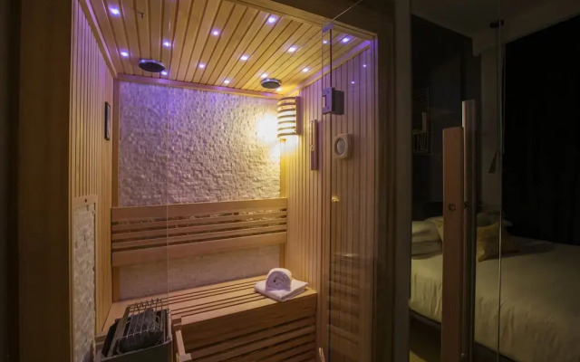 ROMAC - Trinity II with Sauna & Hot Tub