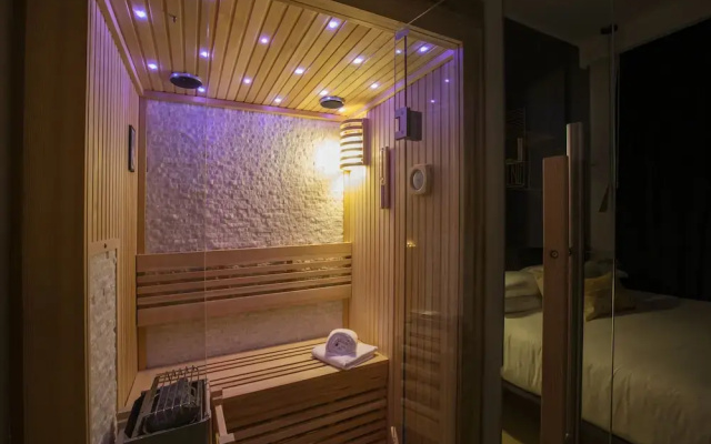 ROMAC - Trinity II with Sauna & Hot Tub