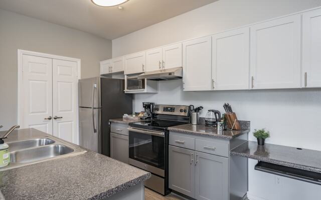 The Luxe Suites of Oceanside with Pool & Gym