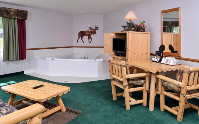 Northwoods Best Inn (ex.Americas Best Value Inn Chetek)