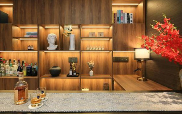 Laimei Hotel (Guilin Liangjiang Sihu Dongxi Alley)