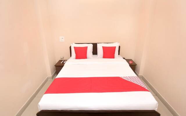 OYO 13037 Hotel Ambassador