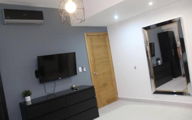 Modern 1BD Downtown+Pool+SmarTVs+BBQ+Gym