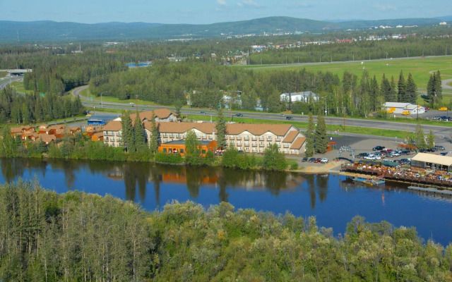 Pike's Waterfront Lodge