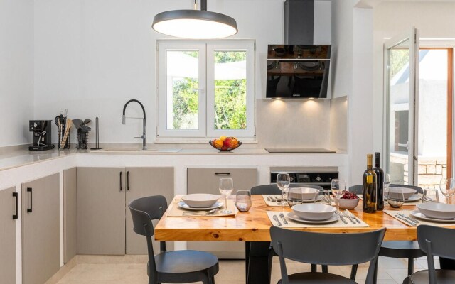 Amazing Home in Blato with Hot Tub, WiFi & 5 Bedrooms