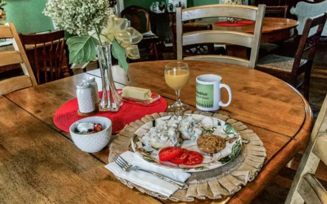 Main Street Bed & Breakfast Established in 1810