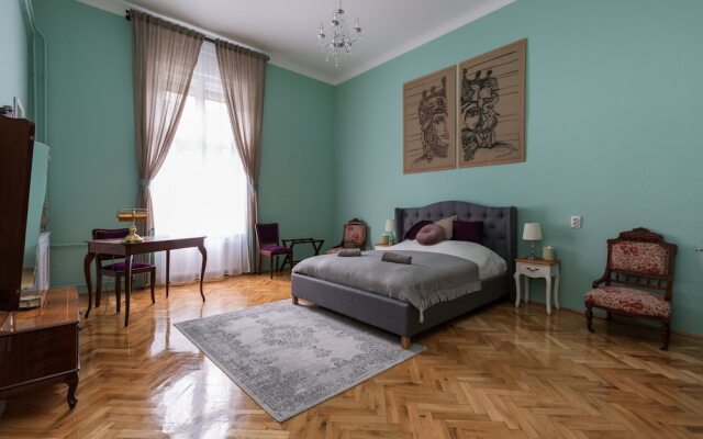 Luxury & Spacious Eclectic Style Apartment