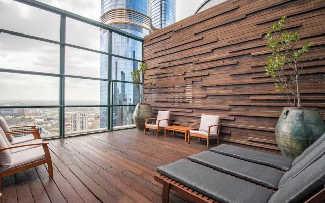 Elegant 4B 2B Unit in Melbourne CBD w/ Parking!