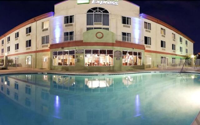 Holiday Inn Express Hotel and Suites Live Oak