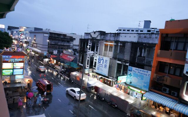 Lux Rooms Night Bazaar