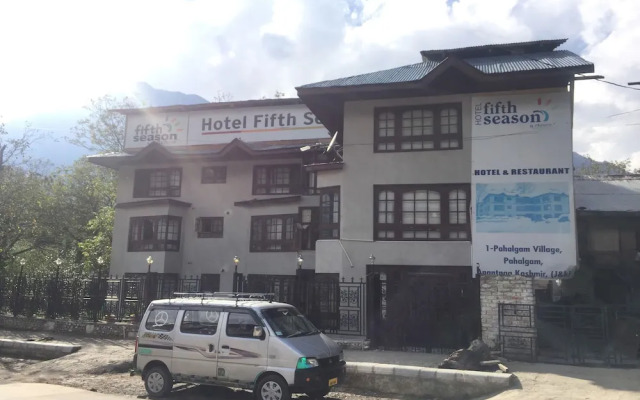 OYO 22456 Hotel Fifth Season