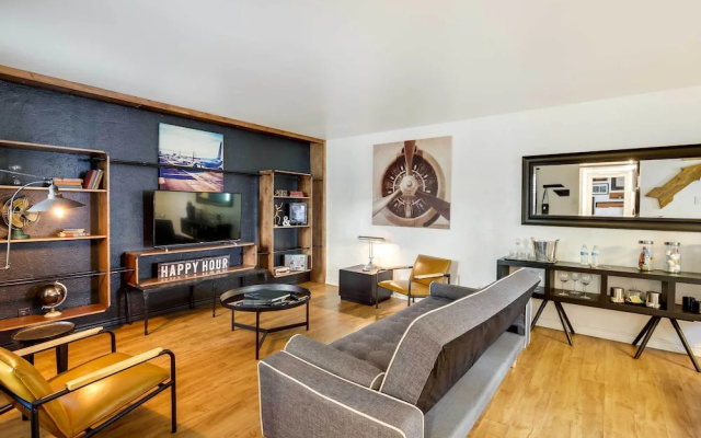 Contemporary Dallas Condo w/ Pool Access!