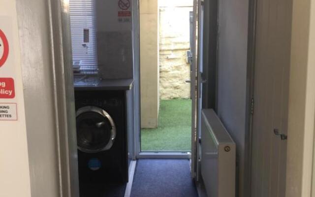 Dane Guest House Free Parking Fast WiFi Modern Living