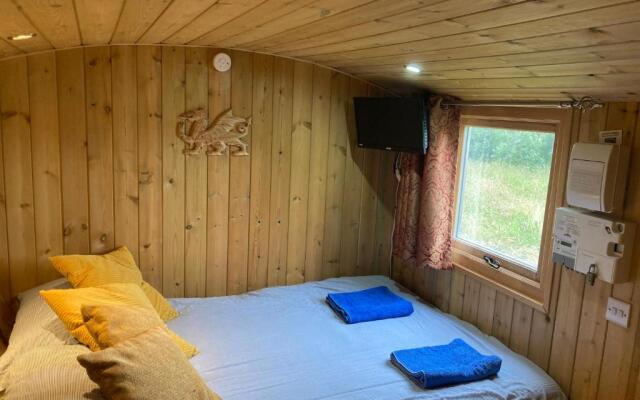 The Shepherd's Hut with seasonal Swimming Pool