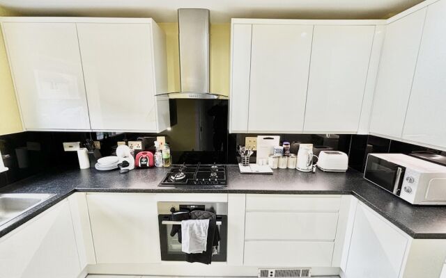 Remarkable 3-bed House in Reading