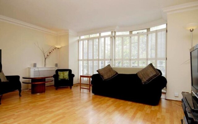 Spacious 4 bed home opposite Hyde Park