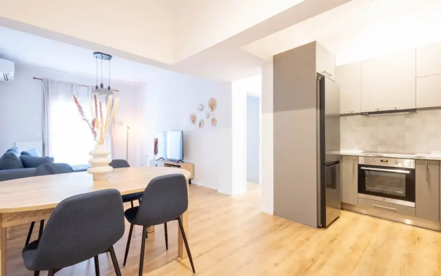 Urban Comfort 2 Bdrm Next to Metro