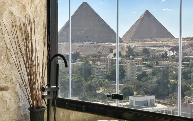 The 2 BDR Pyramids Vista w/ Bathtub