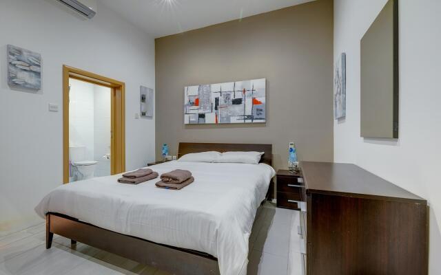 Modern 1BR Maisonette Steps From the Promenade