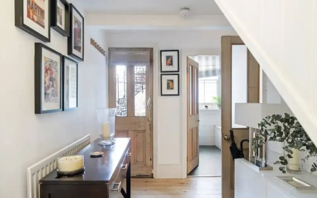 Contemporary 1 Bedroom Apartment in Hammersmith, London