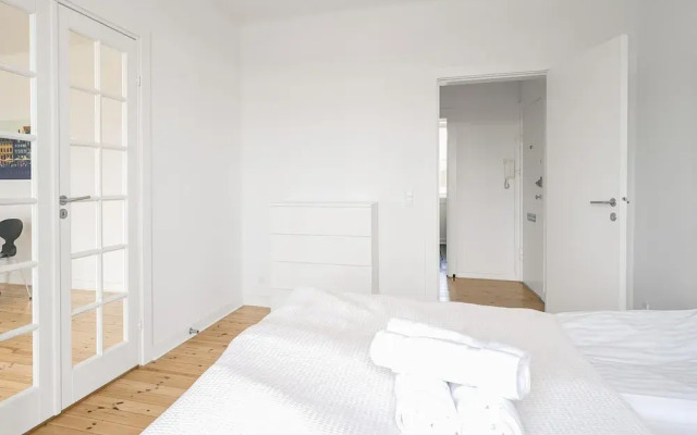 Fantastic 2-bed w Balcony in Charlottenlund