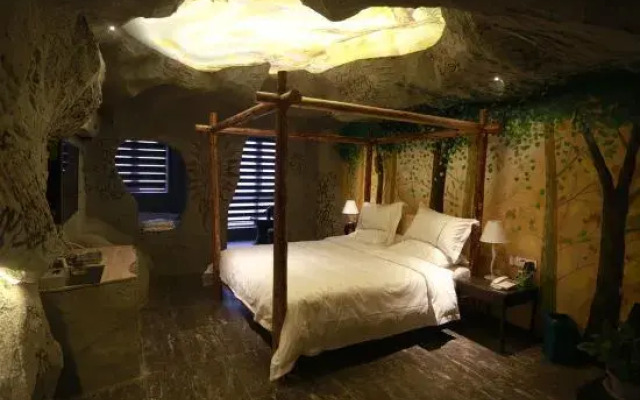 Fall in love with E-sports Hotel