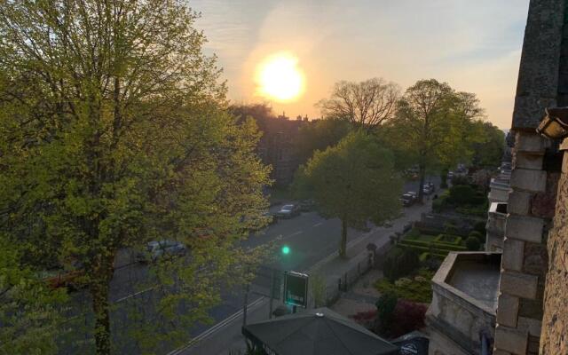 Stylish 2 Bed Penthouse in Trendy Pontcanna