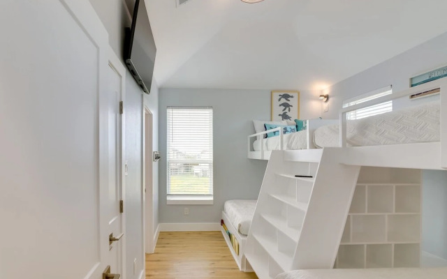Steps to Beach: Vibrant House in Galveston!
