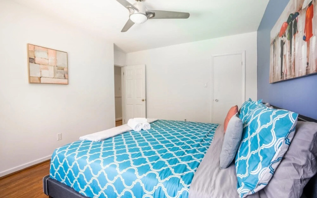 4BR Family Home - w Private Pool and Games Room